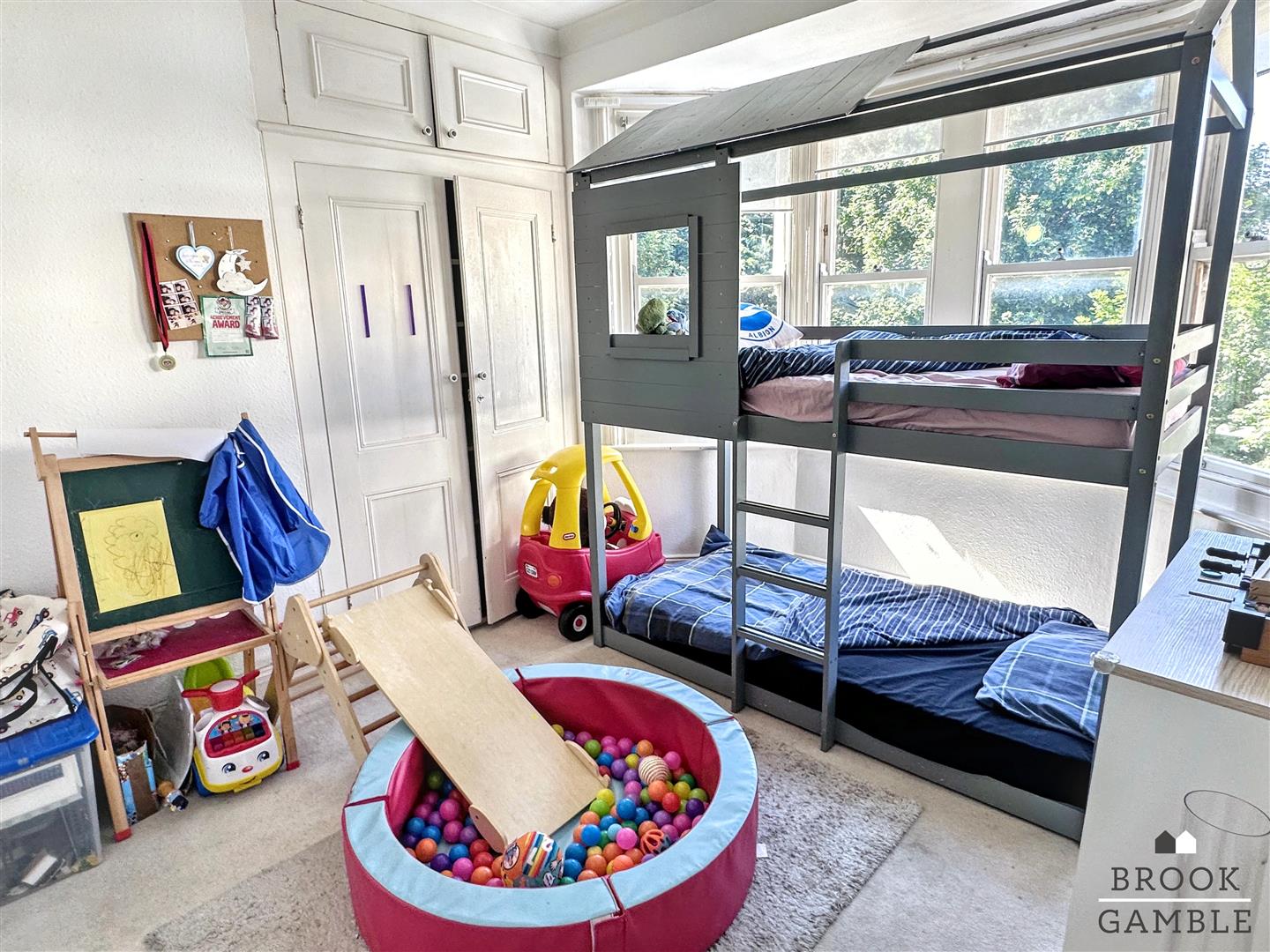 2 Bedroom Flat - Conversion. Elms Avenue in Eastbourne,  12